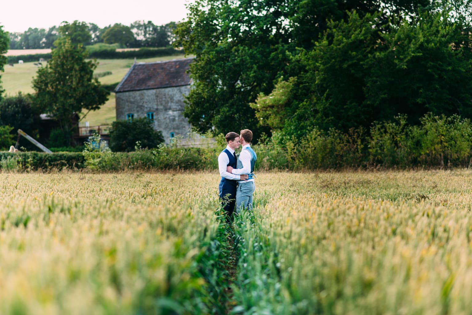 © Anna Pumer Photography wedding portrait in field