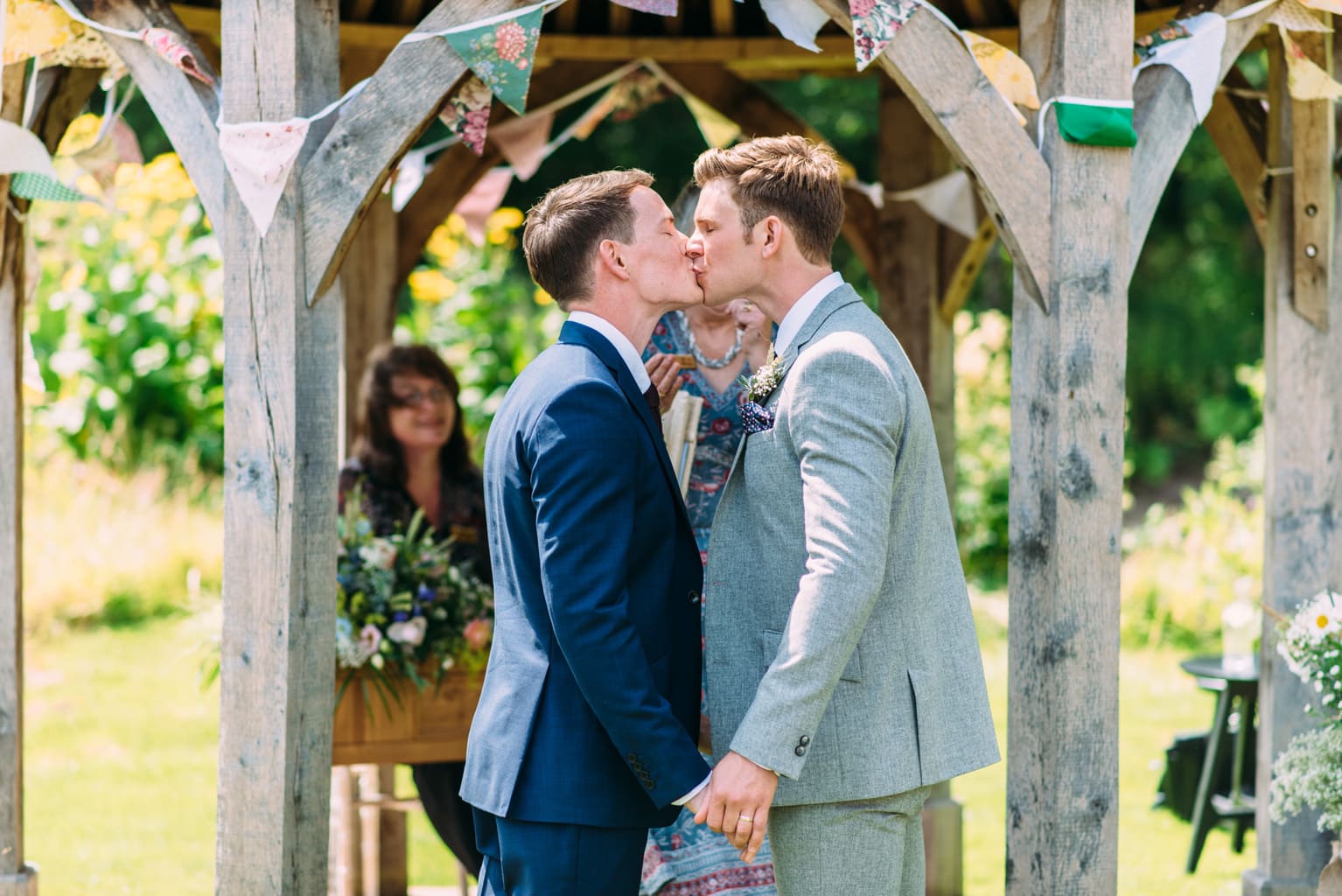 © Anna Pumer Photography wedding first kiss